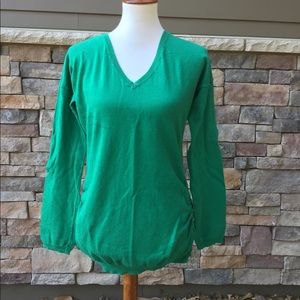 Motherhood Maternity top Kelly green V neck lightweight